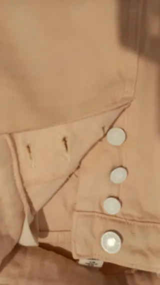 Pantalón vaquero rosa desgastado