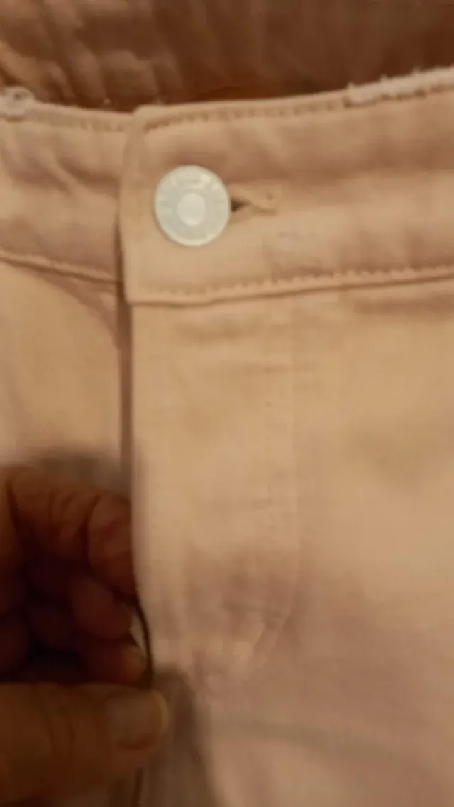 Pantalón vaquero rosa desgastado