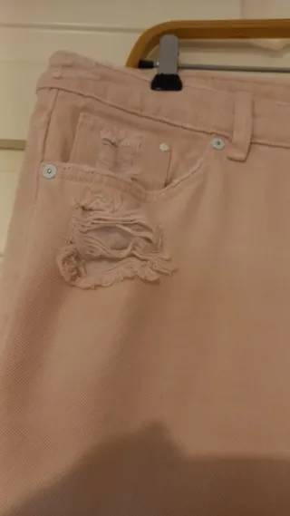 Pantalón vaquero rosa desgastado