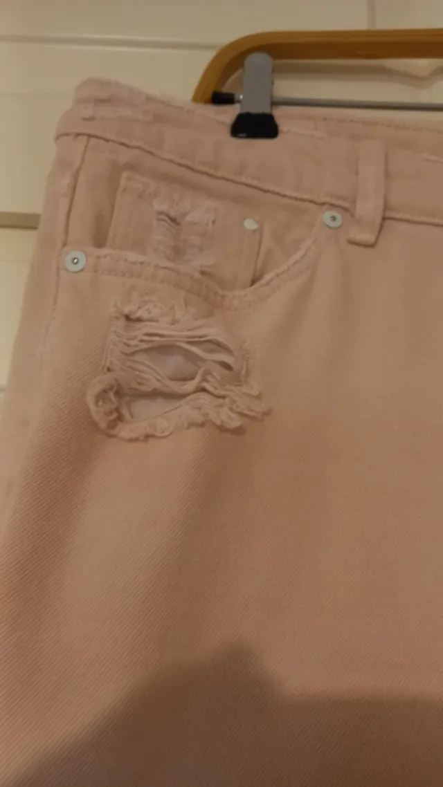 Pantalón vaquero rosa desgastado