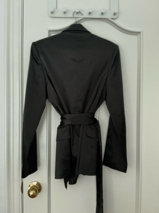 Blazer Bershka satinado con cinturón