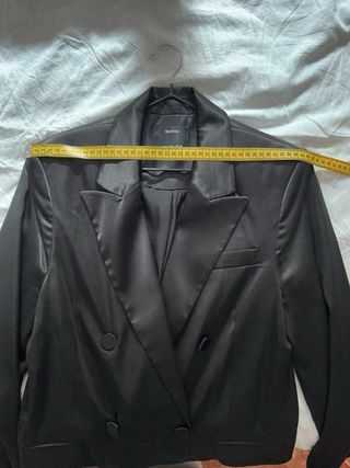 Blazer Bershka satinado con cinturón