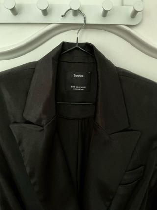 Blazer Bershka satinado con cinturón