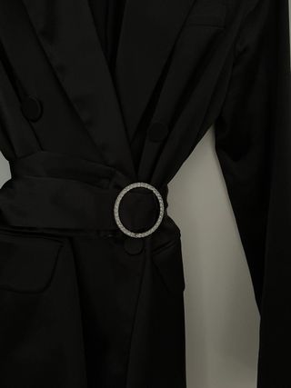 Blazer Bershka satinado con cinturón