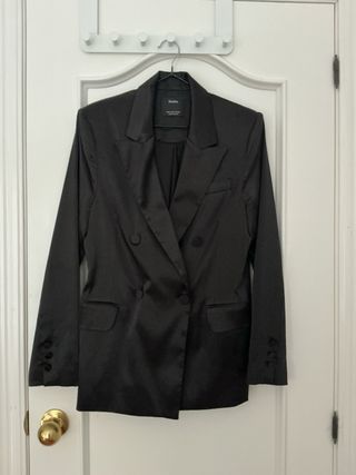 Blazer Bershka satinado con cinturón