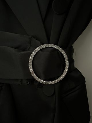 Blazer Bershka satinado con cinturón