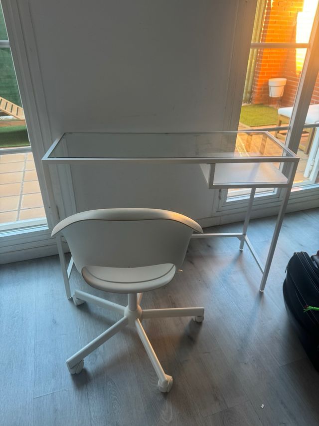 Escritorio cristal y silla blanca