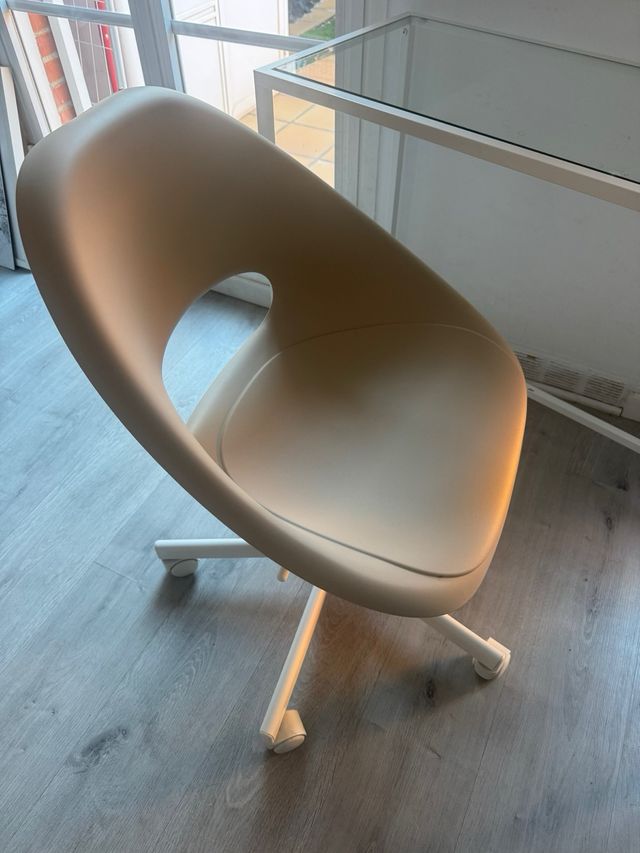 Escritorio cristal y silla blanca