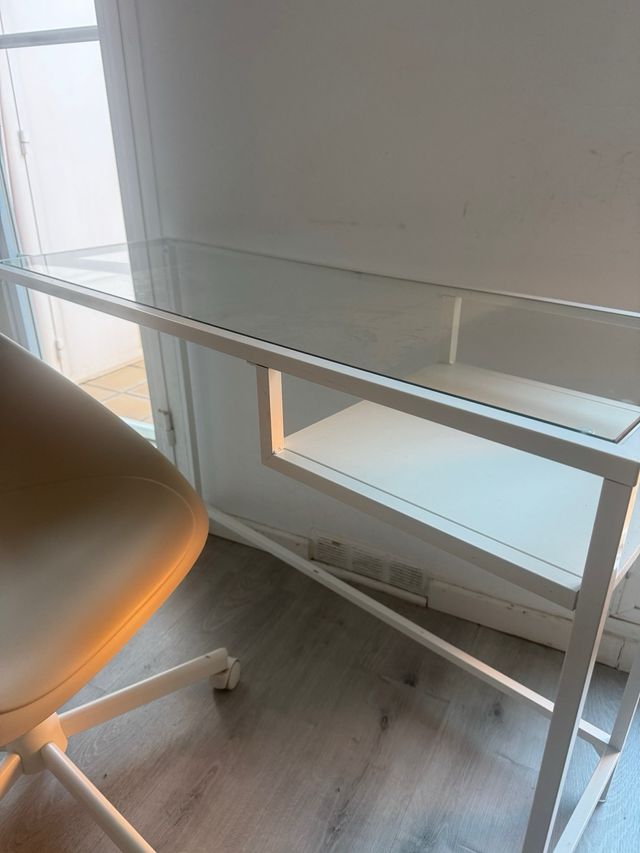 Escritorio cristal y silla blanca