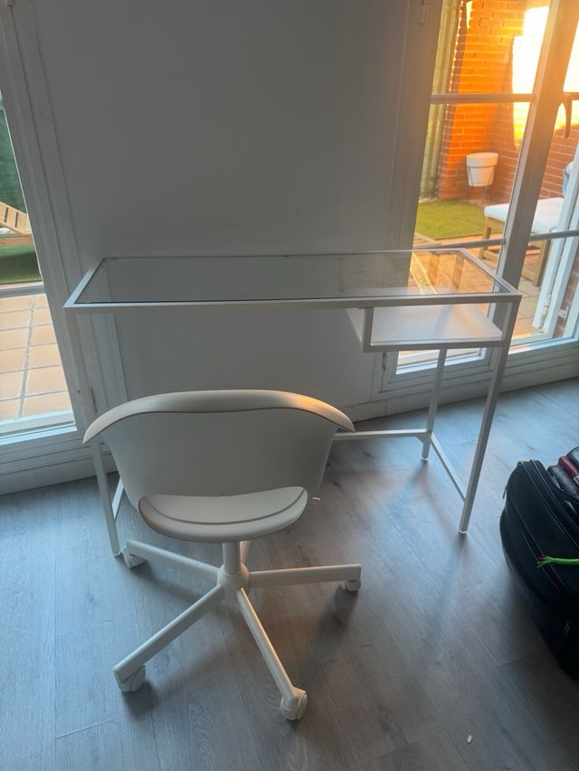 Escritorio cristal y silla blanca