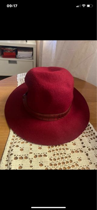 Cappello Carpisa Borgogna con nastro pelle