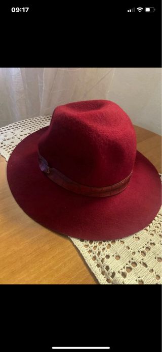 Cappello Carpisa Borgogna con nastro pelle