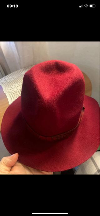 Cappello Carpisa Borgogna con nastro pelle