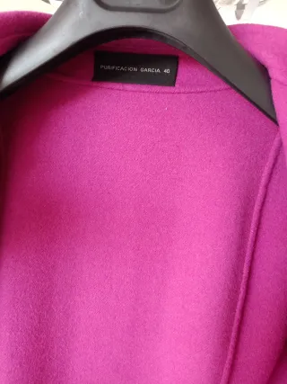 Abrigo Purificación García, color buganvilla.