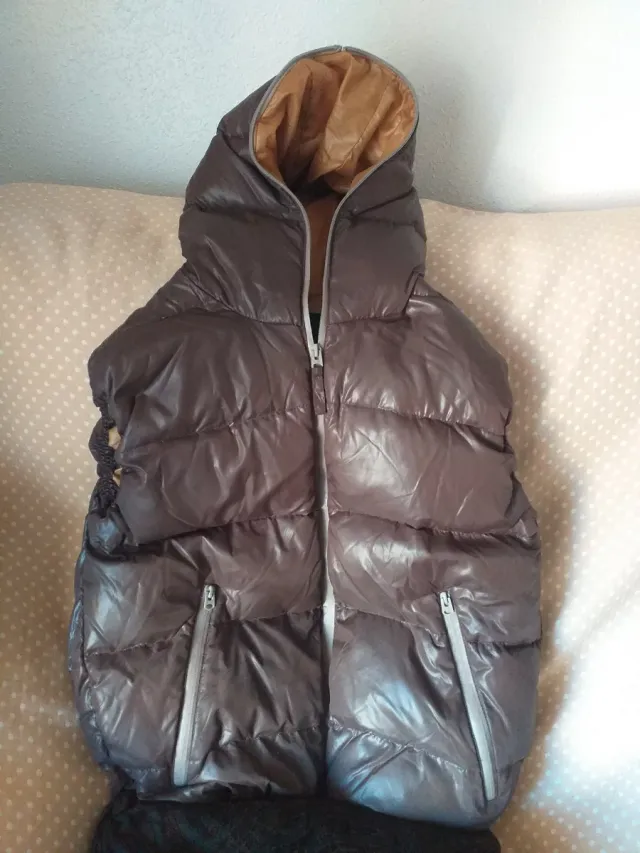 Chaleco de plumas marrón