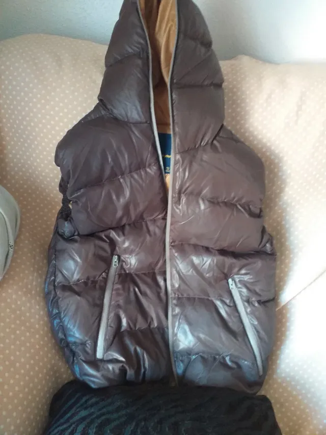 Chaleco de plumas marrón