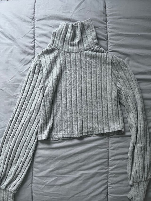 Suéter gris cuello alto manga larga