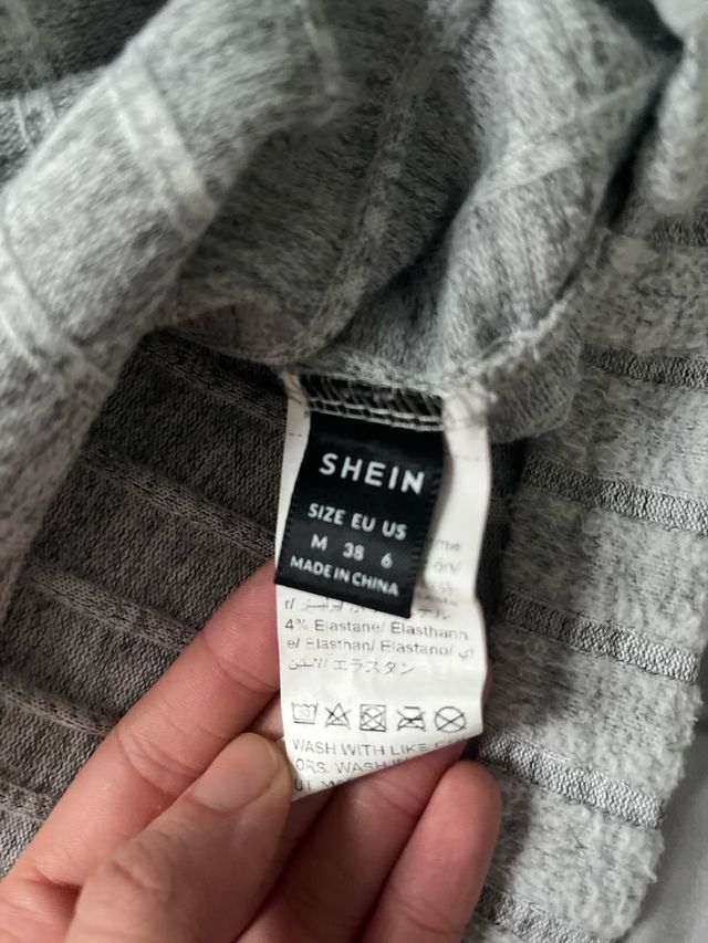 Suéter gris cuello alto manga larga