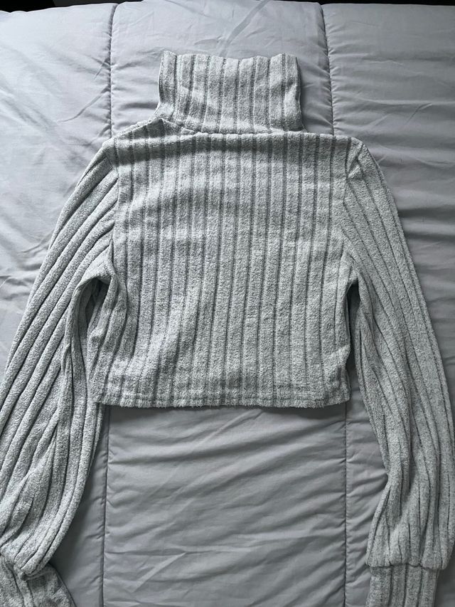 Suéter gris cuello alto manga larga