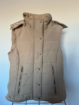 Chaleco acolchado beige con capucha
