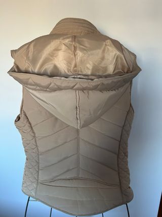 Chaleco acolchado beige con capucha