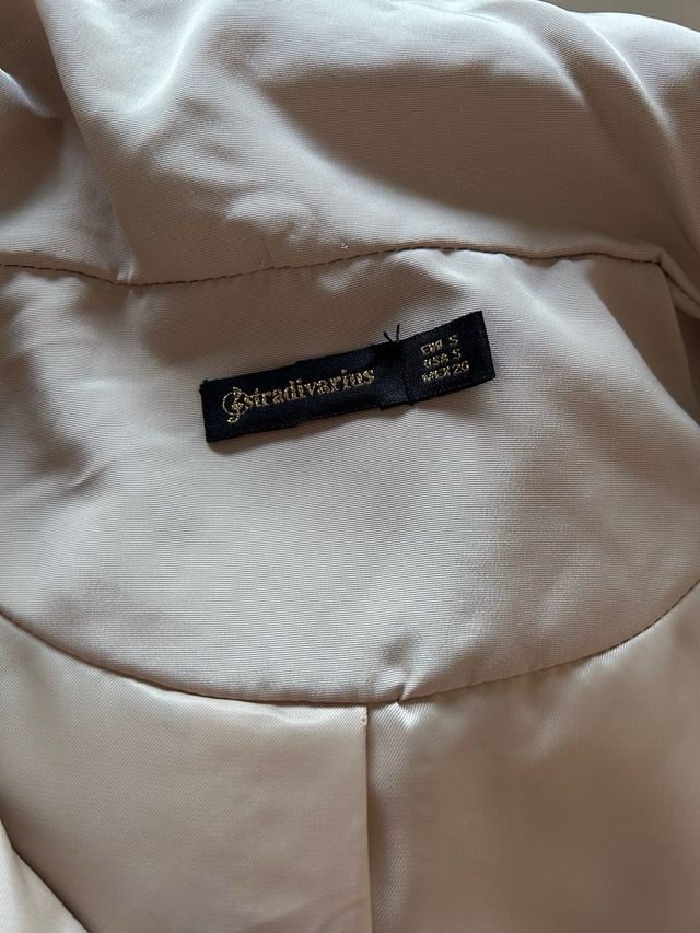 Chaleco acolchado beige con capucha