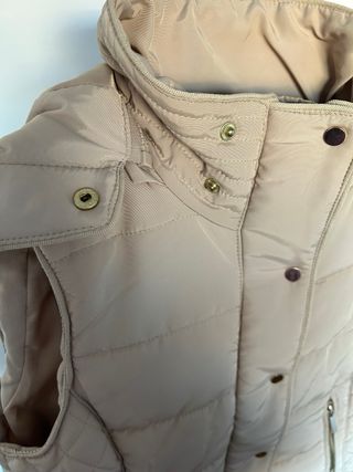 Chaleco acolchado beige con capucha