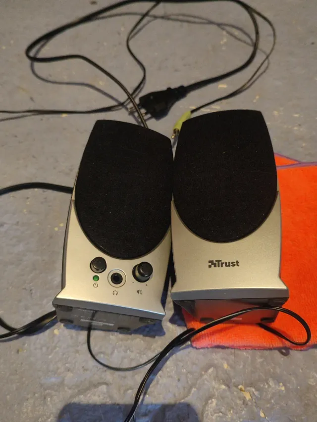 Altavoces Trust PC/Móvil Negro/Plata