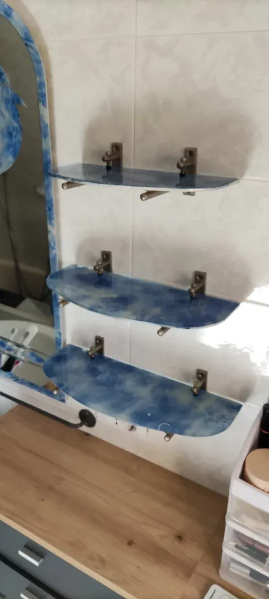 Mensole in vetro azzurro con supporti