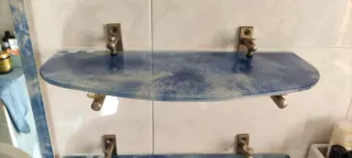 Mensole in vetro azzurro con supporti