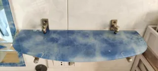 Mensole in vetro azzurro con supporti