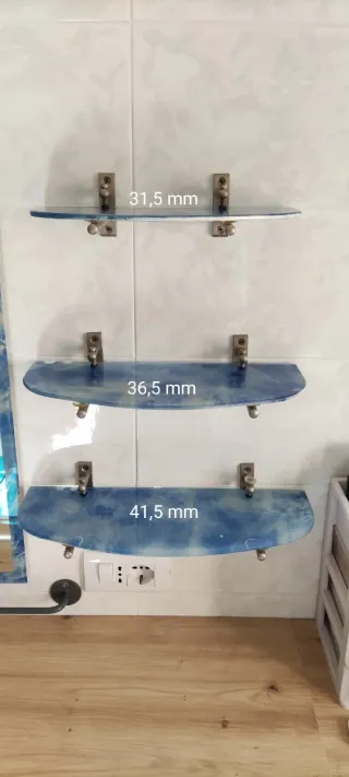 Mensole in vetro azzurro con supporti