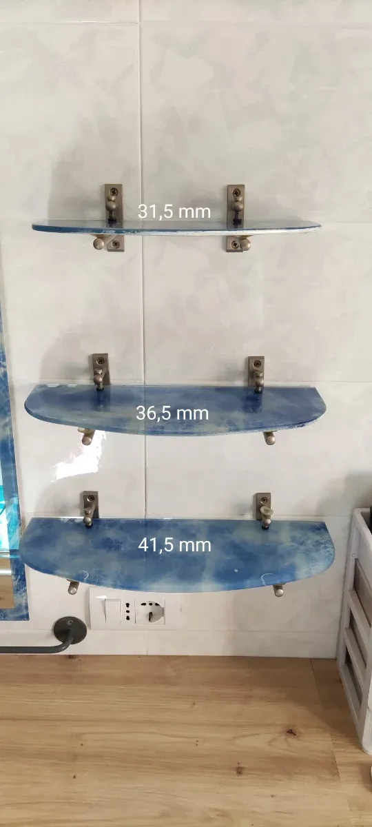 Mensole in vetro azzurro con supporti