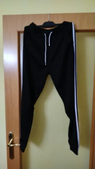 Conjunto deportivo: pantalón negro y sudadera