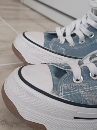 Deportivas altas vaqueras blancas, bambas, tenis.