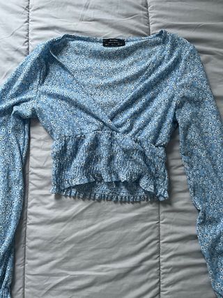 Blusa Bershka flores azul y blanco Talla S