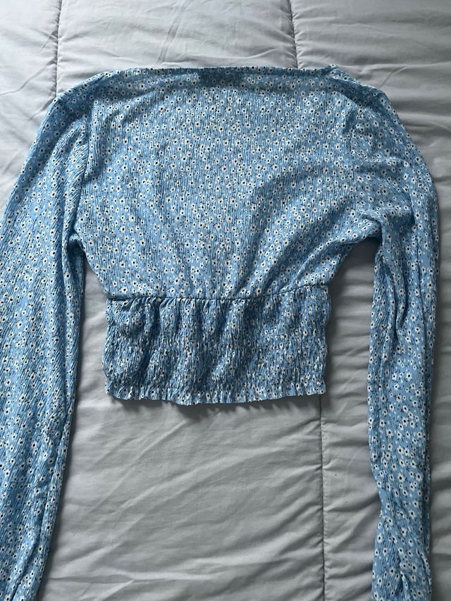 Blusa Bershka flores azul y blanco Talla S