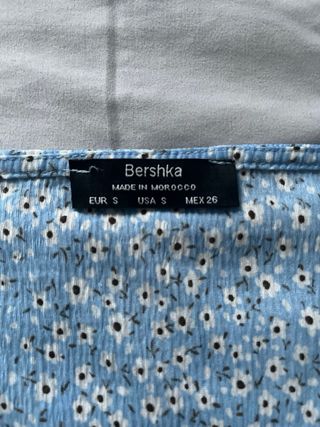 Blusa Bershka flores azul y blanco Talla S