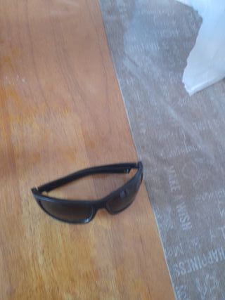 Gafas de montaña negras y marrones