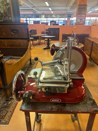 Bellissima affettatrice antica a volano