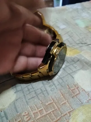 Reloj Skyline Dorado y Negro