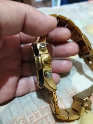 Reloj Skyline Dorado y Negro