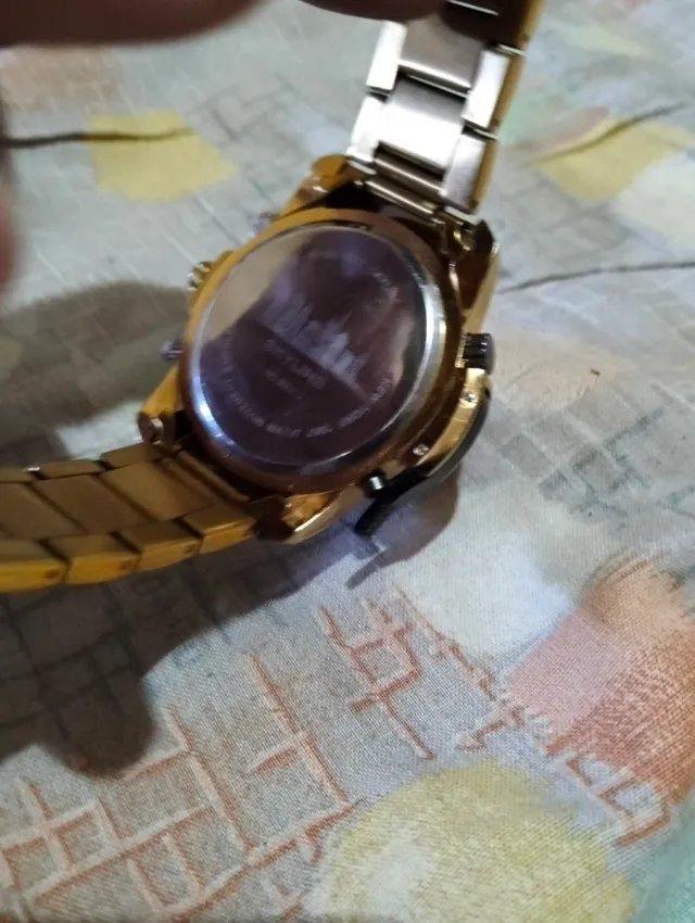 Reloj Skyline Dorado y Negro