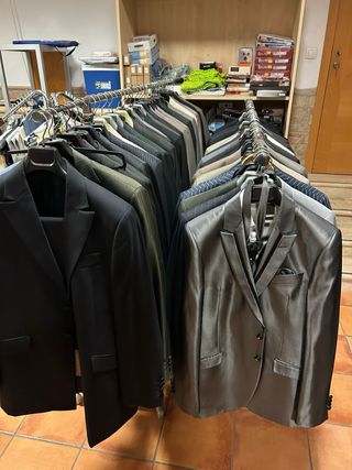 Abiti da uomo neri e grigi