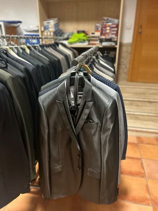 Abiti da uomo neri e grigi