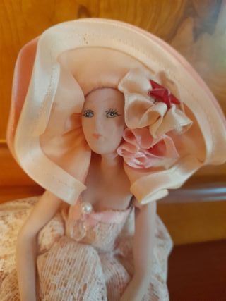 Bailarina de porcelana con vestido de encaje