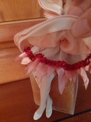 Bailarina de porcelana con vestido de encaje
