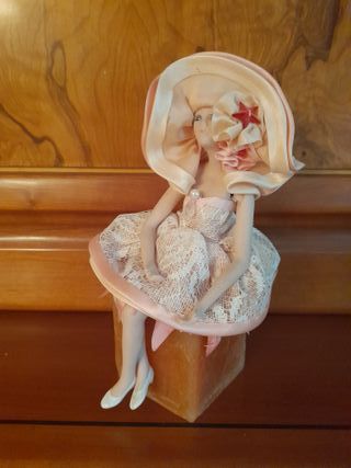 Bailarina de porcelana con vestido de encaje