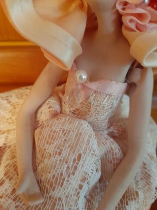 Bailarina de porcelana con vestido de encaje
