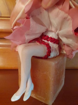 Bailarina de porcelana con vestido de encaje